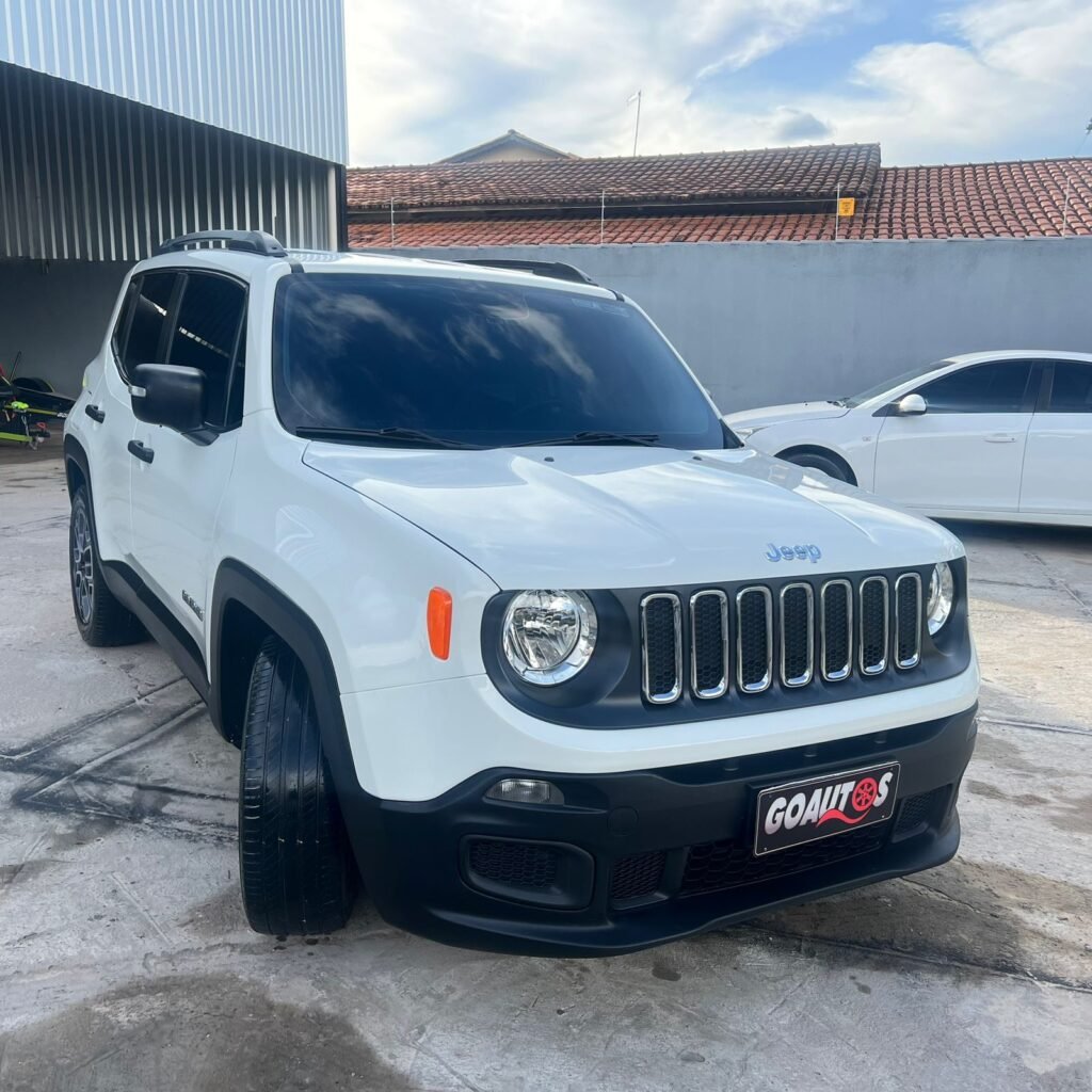 Se você está procurando um veículo que combine estilo, desempenho e confiabilidade, o Jeep Renegade 2018 é uma escolha excelente. Este SUV compacto oferece a capacidade de tração nas quatro rodas, o que o torna um ótimo companheiro para quem gosta de aventuras ao ar livre. O Renegade 2018 apresenta um design moderno e agressivo que chama a atenção em qualquer estrada. Com sua grade dianteira icônica e faróis de LED distintos, este veículo é difícil de ignorar. Além disso, o Renegade tem uma variedade de opções de cores vibrantes, permitindo que você escolha a aparência que mais lhe agrada. O interior do Renegade é igualmente impressionante. Ele oferece amplo espaço para passageiros e bagagem, com um porta-malas de 320 litros que pode ser expandido para 1.295 litros quando os bancos traseiros são rebatidos. Além disso, o Renegade apresenta uma variedade de recursos tecnológicos, como um sistema de entretenimento com tela sensível ao toque e compatibilidade com Android Auto e Apple CarPlay.