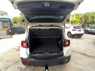 O Jeep Renegade 2018 é um veículo confiável, elegante e versátil que é perfeito para quem quer explorar o mundo ao seu redor. Com uma variedade de recursos tecnológicos, capacidade de tração nas quatro rodas e design icônico, este SUV compacto é uma ótima escolha para qualquer pessoa que procura um veículo que possa acompanhar seu estilo de vida aventureiro.