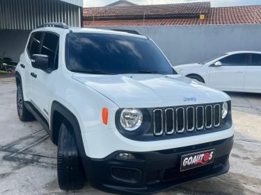 Se você está procurando um veículo que combine estilo, desempenho e confiabilidade, o Jeep Renegade 2018 é uma escolha excelente. Este SUV compacto oferece a capacidade de tração nas quatro rodas, o que o torna um ótimo companheiro para quem gosta de aventuras ao ar livre. O Renegade 2018 apresenta um design moderno e agressivo que chama a atenção em qualquer estrada. Com sua grade dianteira icônica e faróis de LED distintos, este veículo é difícil de ignorar. Além disso, o Renegade tem uma variedade de opções de cores vibrantes, permitindo que você escolha a aparência que mais lhe agrada. O interior do Renegade é igualmente impressionante. Ele oferece amplo espaço para passageiros e bagagem, com um porta-malas de 320 litros que pode ser expandido para 1.295 litros quando os bancos traseiros são rebatidos. Além disso, o Renegade apresenta uma variedade de recursos tecnológicos, como um sistema de entretenimento com tela sensível ao toque e compatibilidade com Android Auto e Apple CarPlay.