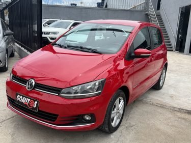 Com o Volkswagen Fox Comfortline 1.6 MSI 2016, você terá um carro potente e eficiente, com motor flex de 110 cv (gasolina) ou 120 cv (etanol), transmissão manual ou automática, direção elétrica e suspensão independente. Com design moderno, rodas de liga-leve, ar-condicionado, vidros elétricos, sensor de estacionamento e central multimídia (opcional), este carro é completo e oferece segurança com seus 2 airbags frontais. Revisado em concessionária e com baixa quilometragem, este Fox Comfortline está pronto para fazer parte da sua vida. Agende já uma visita para conhecer!