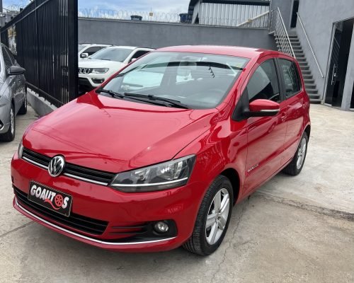 Com o Volkswagen Fox Comfortline 1.6 MSI 2016, você terá um carro potente e eficiente, com motor flex de 110 cv (gasolina) ou 120 cv (etanol), transmissão manual ou automática, direção elétrica e suspensão independente. Com design moderno, rodas de liga-leve, ar-condicionado, vidros elétricos, sensor de estacionamento e central multimídia (opcional), este carro é completo e oferece segurança com seus 2 airbags frontais. Revisado em concessionária e com baixa quilometragem, este Fox Comfortline está pronto para fazer parte da sua vida. Agende já uma visita para conhecer!